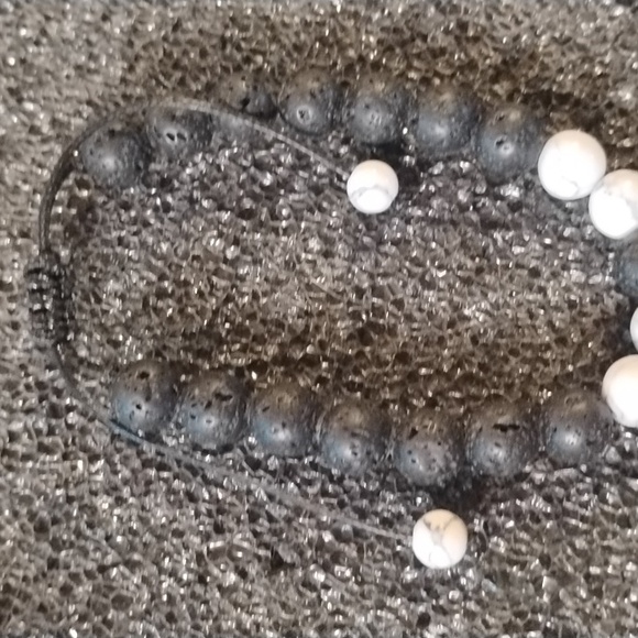 Black and White Beaded Bracelet - Picture 2 of 5